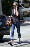 th_64162_CharlizeTheroncandids_641_122_1042lo.jpg