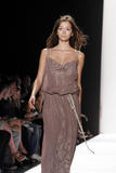 th_23666_md-fashionledge.com-ss07-rtw-newyork-w-bcbg-005-me30iriq_122_1116lo.jpg