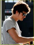 th_63195_orlando-bloom-miranda-kerr-gas-station-kissing-04_122_1139lo.jpg