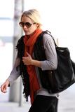 th_45078_Preppie_-_Kristen_Bell_arrives_at_a_studio_for_a_photoshoot_in_Los_Angeles_-_October_22_2009_838_122_134lo.jpg