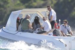 th_453283780_RihannaoutonholidaysinPortoCervo15.7.2012_35_122_137lo.jpg