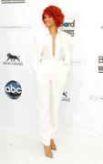 th_119839233_Rihanna2011BillboardMusicAwardsArrival22.5.2011_06_122_240lo.jpg