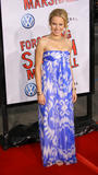 th_76950_Kristen_Bell_-_Forgetting_Sarah_Marshall_premiere_in_Hollywood_-_April_10_2008_128_122_51lo.jpg