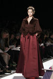 th_23021_md-fashionledge.com-fw06-rtw-newyork-w-renta-003-6paqlkly_122_740lo.jpg